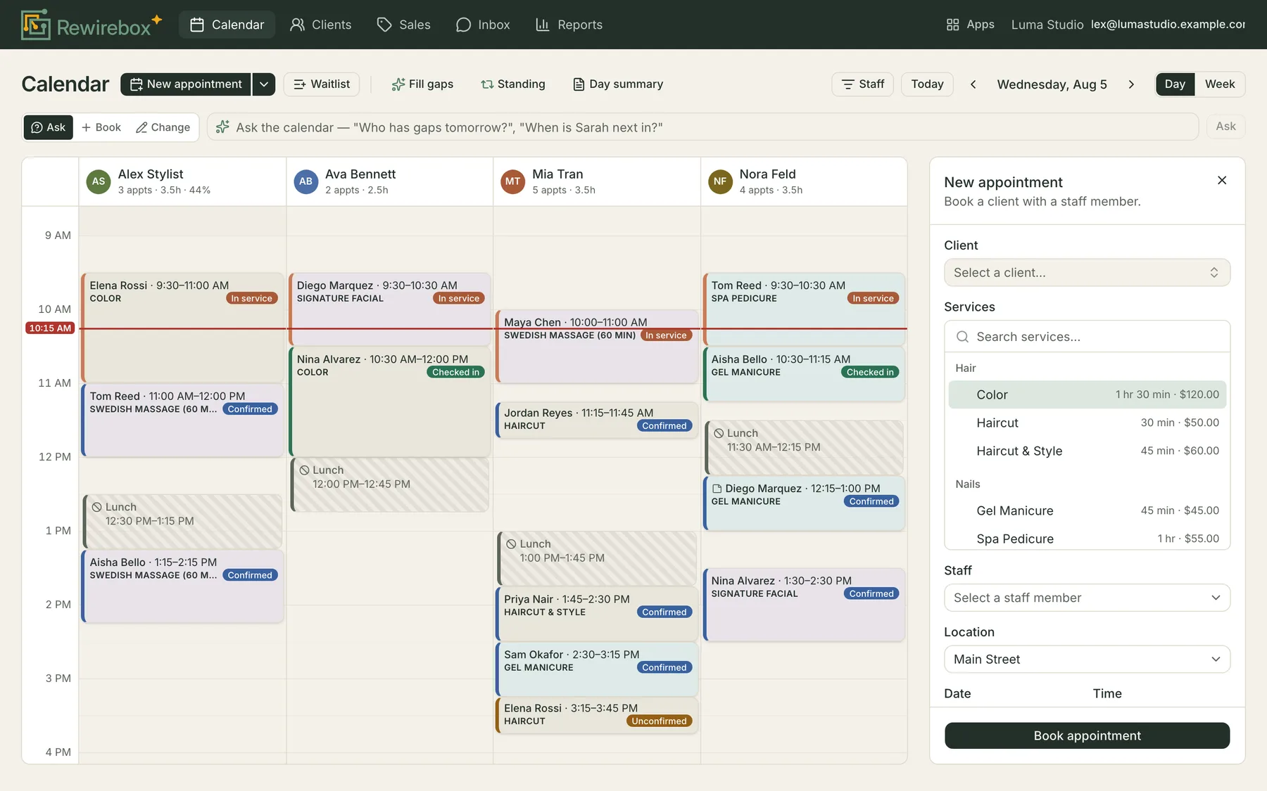 The new appointment panel open beside the calendar, with fields for the client, the services, the stylist and the time.