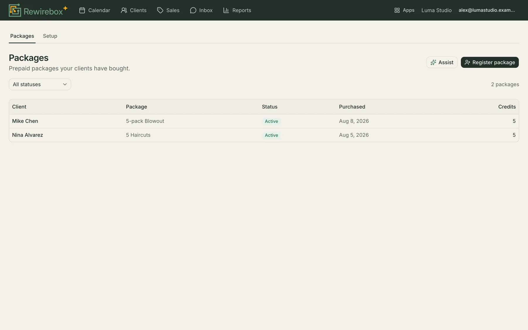 The list of packages clients have bought, showing how many sessions each person has left and when it expires.